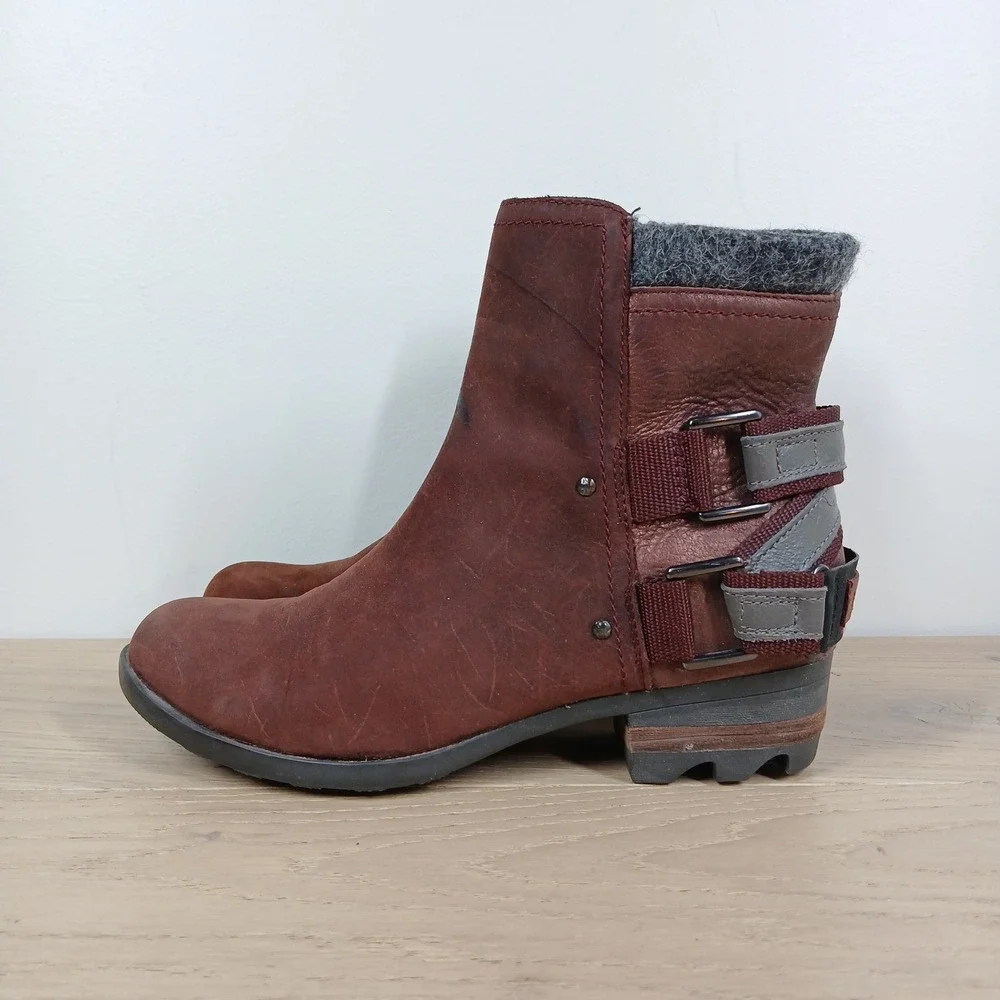 Sorel Boots Women 7 Red Leather Strap Buckle Ankle Lug Sole Outdoorsy